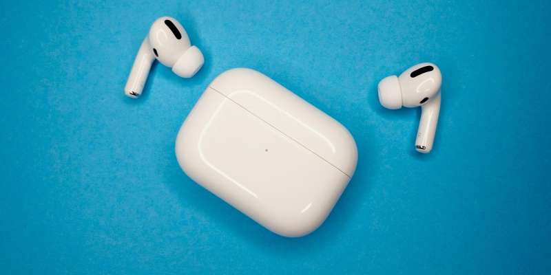 Аналитик назвал сроки выхода AirPods Pro с камерами и облегчённых AirPods Max